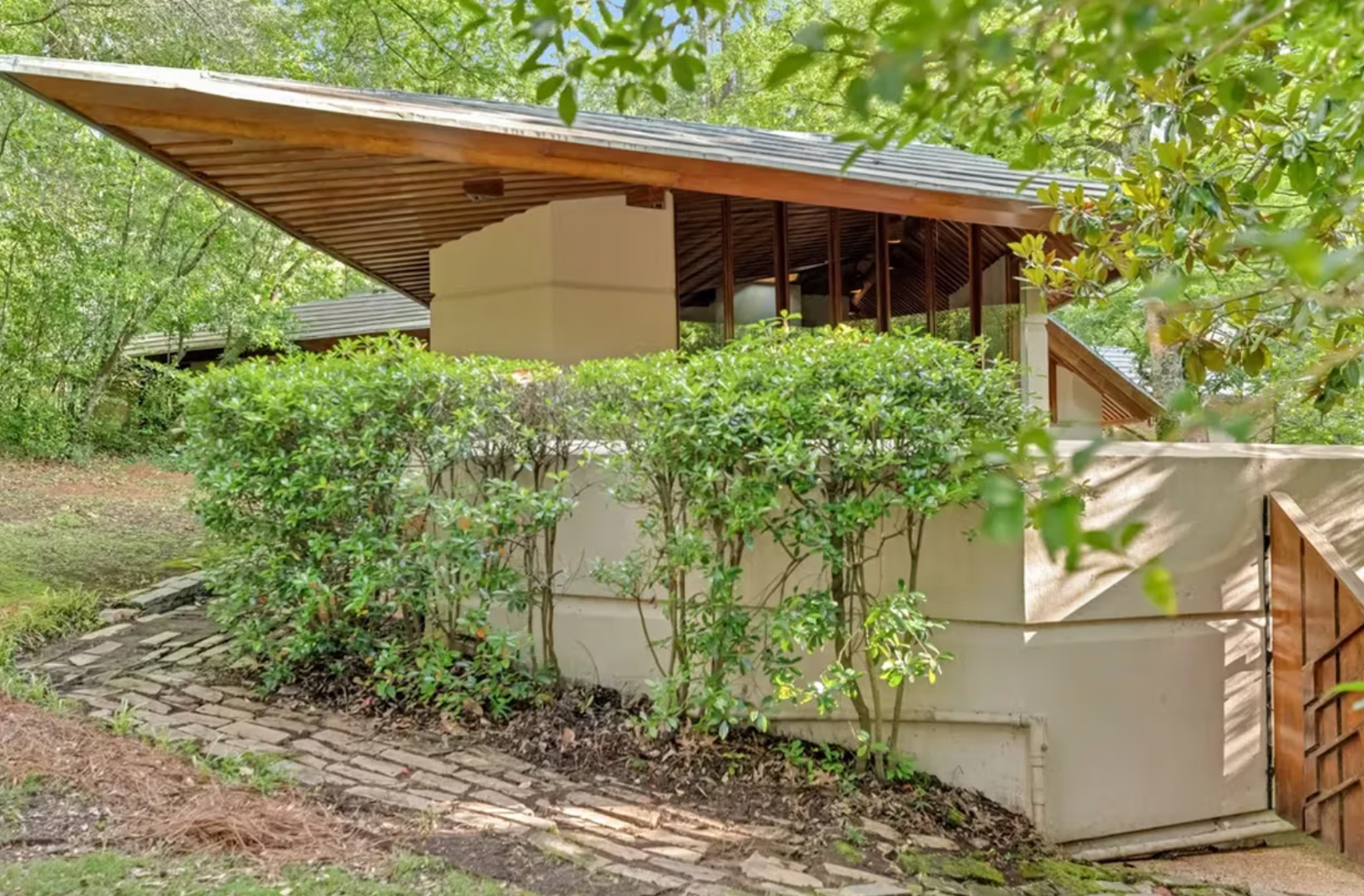 Frank Lloyd Wright’s ‘Fountainhead’ Hits the Market in Mississippi