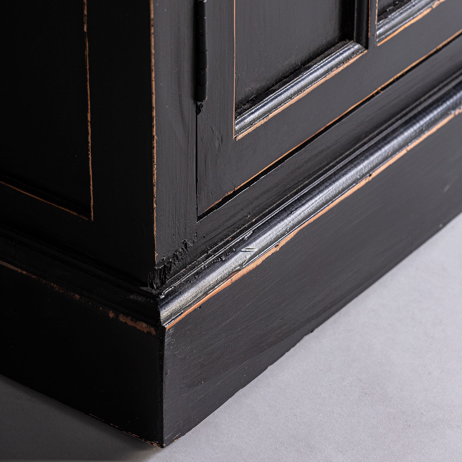 ZENICA GLASS CABINET