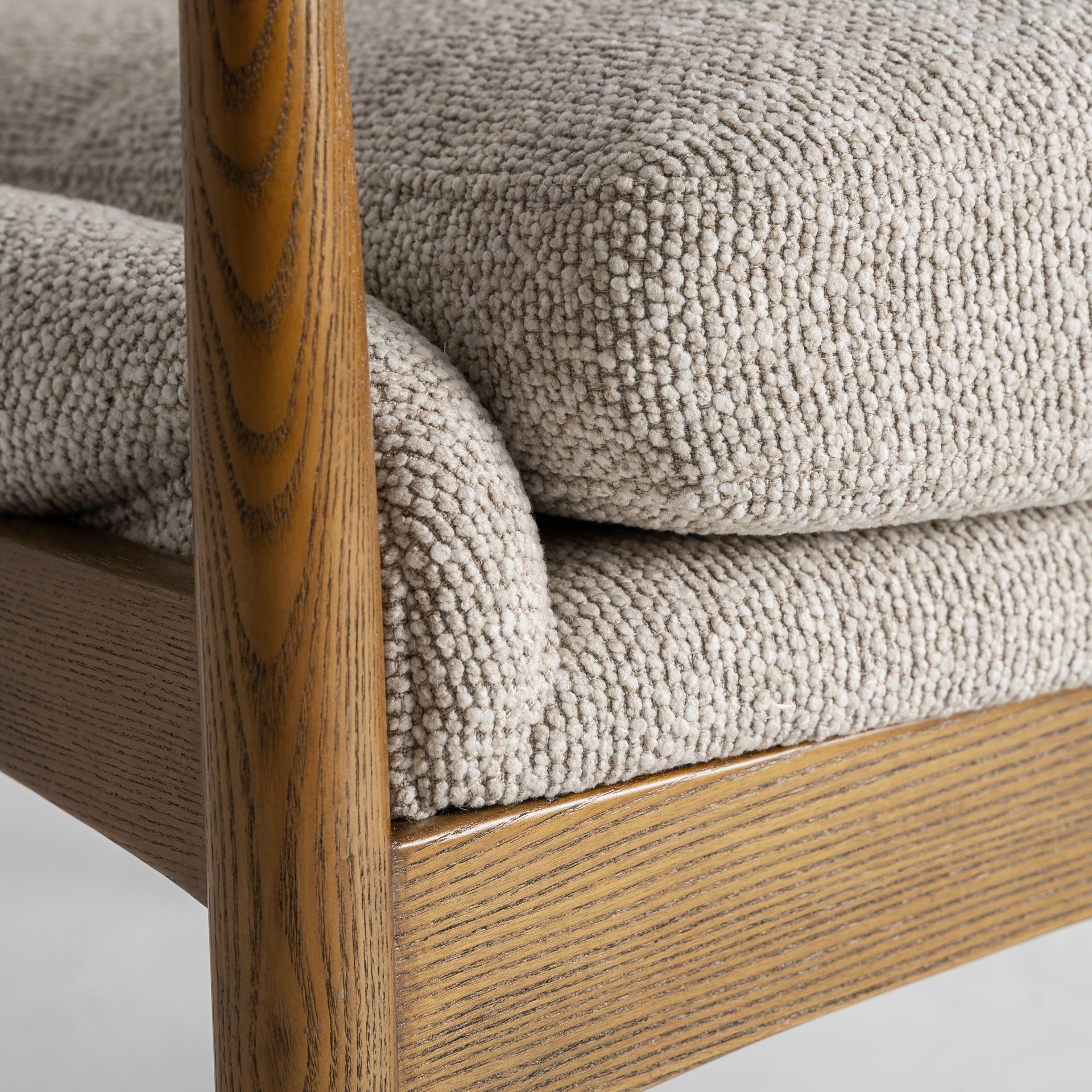 TIGVENI ARMCHAIR