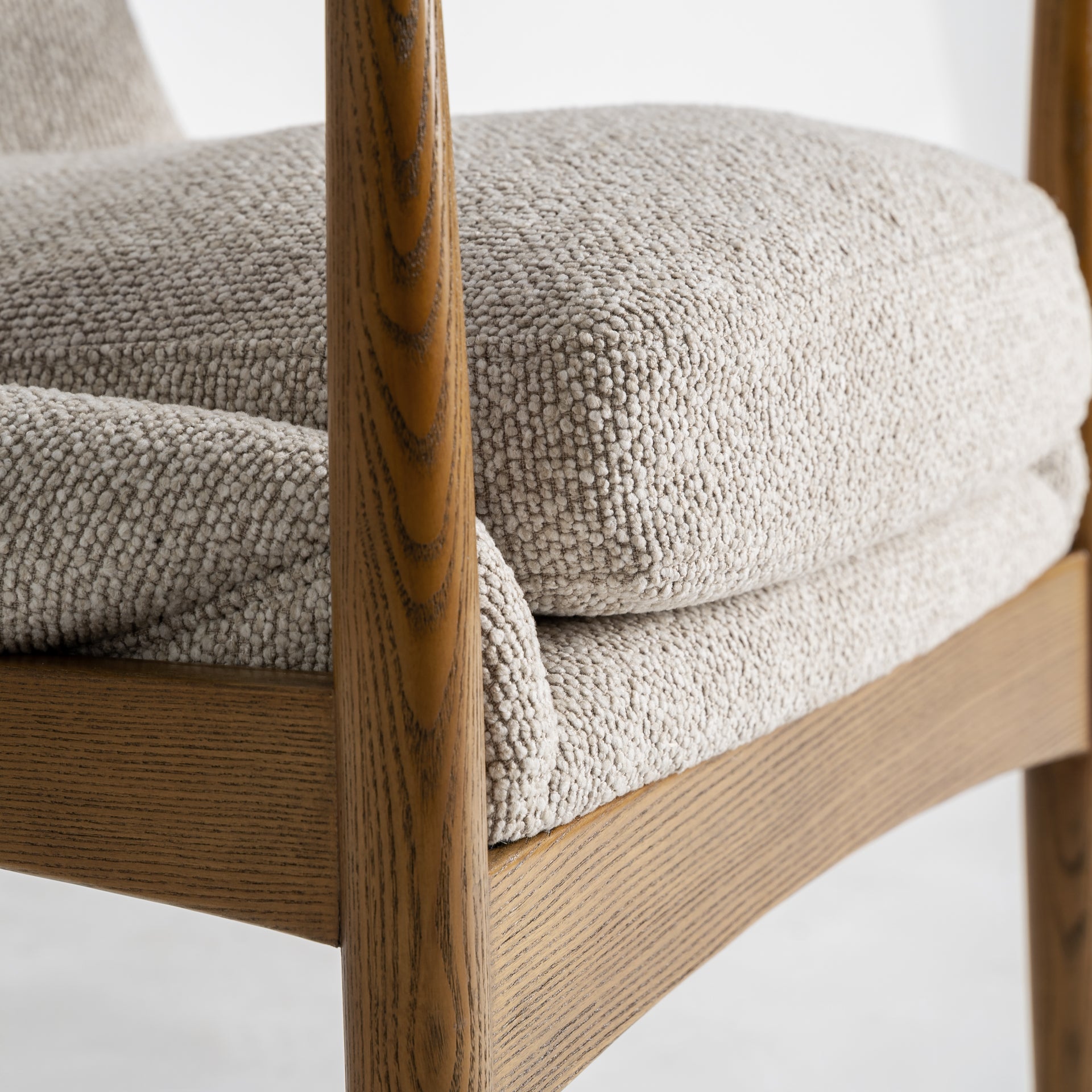 TIGVENI ARMCHAIR
