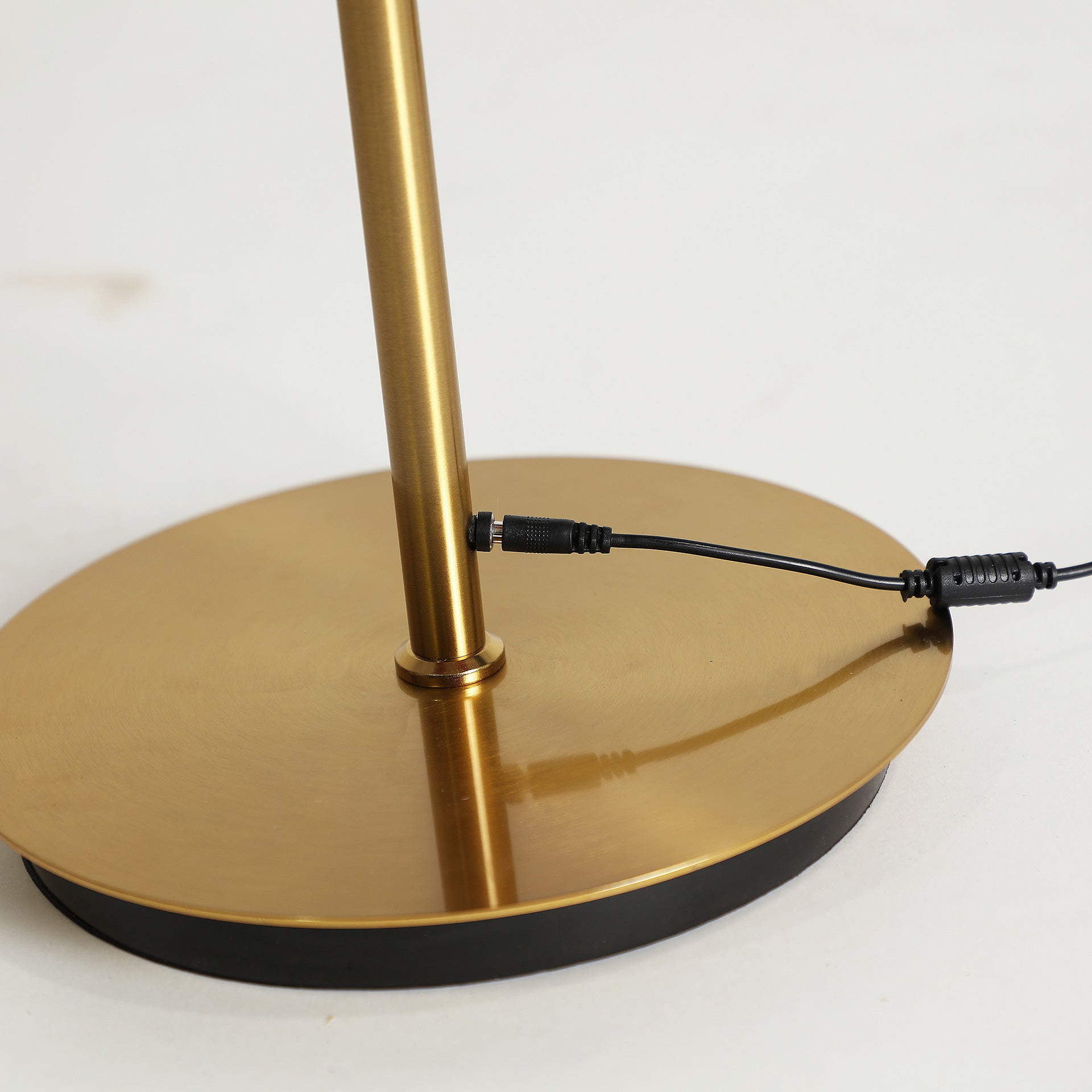 DETVA TABLE LAMP